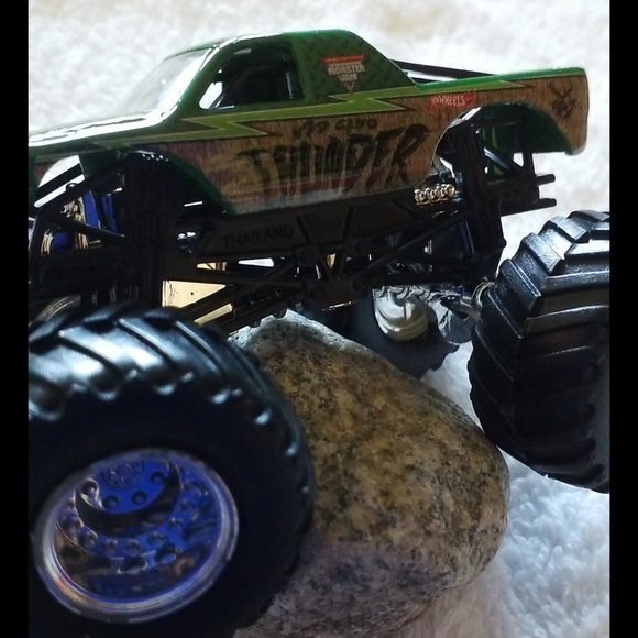 Mattel Hot Wheels Monster Jam M2D CAMO THUNDER Collectible Truck Die Cast Truck - Picture 7 of 8